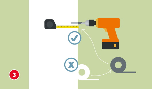 Eine schematische Darstellung zeigt, wie die gewünschte Bohrtiefe an einem Bohrer markiert wird. Mit einem Maßband wird die Tiefe gemessen, anschließend wird dunkles, reißfestes Klebeband als Tiefenmarkierung um den Bohrer gewickelt. Ein Häkchensymbol markiert die korrekte Ausführung, ein X-Symbol verweist auf ungeeignetes, helles Klebeband. Unten links ist ein roter Kreis mit einer weißen 3