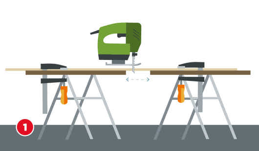 Eine schematische Darstellung zeigt eine grüne Stichsäge, die mittig auf einem länglichen Werkstück positioniert ist. Das Werkstück liegt auf zwei parallelen Böcken und ist beidseitig mit Schraubzwingen fixiert. Unter der Säge ist eine Doppelpfeil-Markierung eingezeichnet, die auf die freie Schnittlinie zwischen den beiden Arbeitsplatten hinweist. Unten links ist ein roter Kreis mit einer weißen 1
