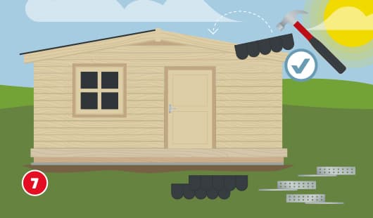 Eine schematische Darstellung zeigt das Fertigstellen des Dachs eines Gartenhauses. Eine Dachschindel wird mit einem Hammer befestigt. Im Vordergrund liegen weitere Dachschindeln und Metallverbinder bereit. Das Gartenhaus ist vollständig aufgebaut mit Tür und Fenster. Unten links ist ein roter Kreis mit einer weißen 7
