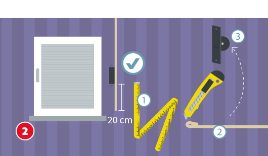 Eine schematische Darstellung zeigt das Abmessen und Vorbereiten des Gurtbands für einen elektrischen Gurtwickler. Neben einem Fenster mit geschlossenem Rollladen wird ein Gurtband in 20 cm Abstand zur Wand markiert, ein Zollstock und ein Cuttermesser liegen bereit. Eine Wandhalterung ist mit Pfeil und Ziffer markiert. Ein Häkchensymbol kennzeichnet die korrekte Ausführung. Unten links ist ein roter Kreis mit einer weißen 2