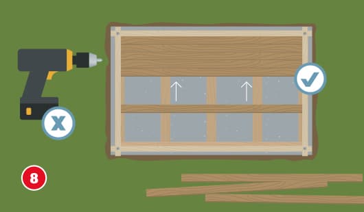 Eine schematische Darstellung zeigt das Verlegen von Bodendielen im Gartenhaus. Die Dielen werden von vorne nach hinten verlegt, was durch zwei Pfeile angezeigt wird. Eine Bohrmaschine mit einem X-Symbol weist darauf hin, dass sie nicht verwendet werden soll. Rechts ist ein Haken-Symbol zur Bestätigung der richtigen Vorgehensweise. Unten links ist ein roter Kreis mit einer weißen 8