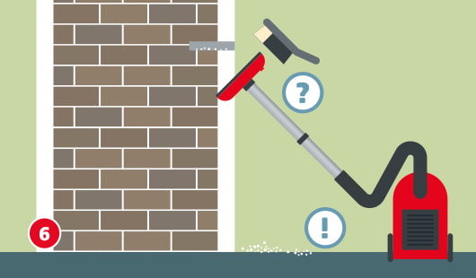 Eine schematische Darstellung zeigt das Reinigen eines gebohrten Lochs in einer gemauerten Wand. Ein Staubsauger saugt den Bohrstaub direkt am Loch ab. Alternativ ist ein Handpinsel dargestellt, um Bohrmehl auszubürsten. Ein Fragezeichensymbol verweist auf die Wahl des Werkzeugs, ein Ausrufezeichen auf die Reinigung des Fußbodens, falls nötig. Unten links ist ein roter Kreis mit einer weißen 6