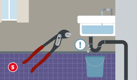 Eine schematische Darstellung zeigt den abschließenden Funktionstest nach der Reinigung des Siphons. Der Siphon ist wieder montiert, Wasser läuft durch das Waschbecken, und unter dem Abfluss steht ein Eimer zum Auffangen möglicher Tropfen. Ein Ausrufezeichen markiert die Stelle, die auf Dichtigkeit überprüft werden soll. Unten links ist ein roter Kreis mit einer weißen 5