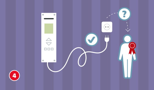Eine schematische Darstellung zeigt das Montieren des Netzkabels an einen elektrischen Gurtwickler. Das Kabel ist mit dem Gerät verbunden und verläuft zu einer Steckdose. Ein Häkchensymbol markiert den richtigen Anschluss, ein Fragezeichensymbol und eine Figur mit rotem Abzeichen verweisen auf fachgerechte Ausführung. Unten links ist ein roter Kreis mit einer weißen 4