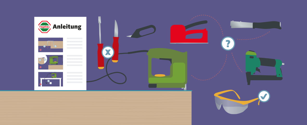 Eine schematische Darstellung zeigt die Auswahl geeigneter Werkzeuge zum Tackern. Auf einer Arbeitsfläche liegen ein Handtacker, ein Hammertacker, ein Elektrotacker und ein Drucklufttacker. Schraubendreher und Küchenmesser sind mit einem X als ungeeignet markiert. Eine Schutzbrille ist mit einem Häkchensymbol versehen und als Schutz empfohlen. Links ist eine Anleitung mit drei bebilderten Arbeitsschritten zu sehen