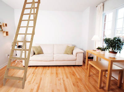 Helles Wohnzimmer mit Holzleiter zur Empore, Sofa, Holztisch und großem Fenster