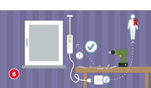 Eine schematische Darstellung zeigt das Einsetzen des elektrischen Gurtwicklers in die Wand neben einem Fenster mit geschlossenem Rollladen. Der Gurtwickler ist montiert und mit der Steckdose verbunden, ein Akkuschrauber liegt auf einem Tisch mit Montagematerial. Ein Häkchensymbol markiert die korrekte Ausführung. Unten links ist ein roter Kreis mit einer weißen 6