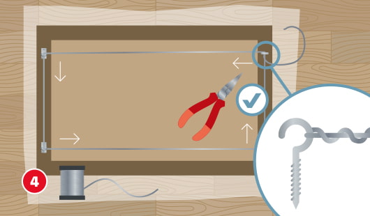 Eine schematische Darstellung zeigt die Befestigung eines Aufhängedrahts auf der Rückseite eines Spiegels. Ein Draht wird mit einer Zange durch zwei Ringschrauben geführt und straff gespannt. Eine Detailvergrößerung zeigt die sichere Drahtführung durch die Ringschraube. Ein Häkchensymbol markiert die korrekte Befestigung. Unten links ist ein roter Kreis mit einer weißen 4