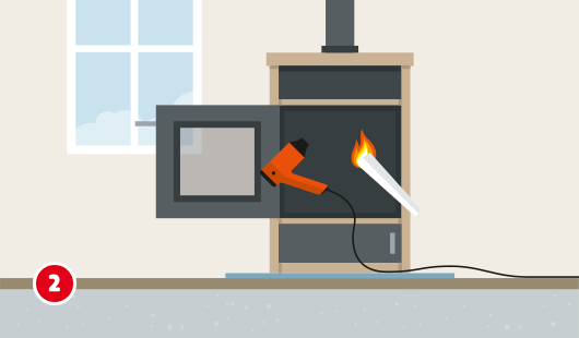 Illustration eines geöffneten Kaminofens, in den eine Anzündhilfe mit einer Flamme gehalten wird, links daneben ist eine Anzündpistole zu sehen