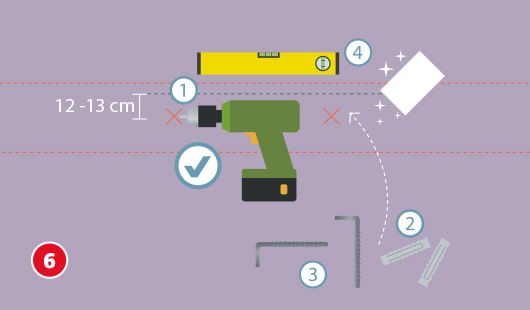 Eine schematische Darstellung zeigt die finale Montage eines Wandspiegels. Mit einer Bohrmaschine werden in 12–13 cm Höhe Bohrlöcher gesetzt. Dübel und Schraubhaken werden angebracht, um die Drahtaufhängung des Spiegels daran zu befestigen. Eine Wasserwaage und ein Reinigungstuch helfen bei Ausrichtung und Vorbereitung. Ein Häkchensymbol kennzeichnet die korrekte Umsetzung. Unten links ist ein roter Kreis mit einer weißen 6