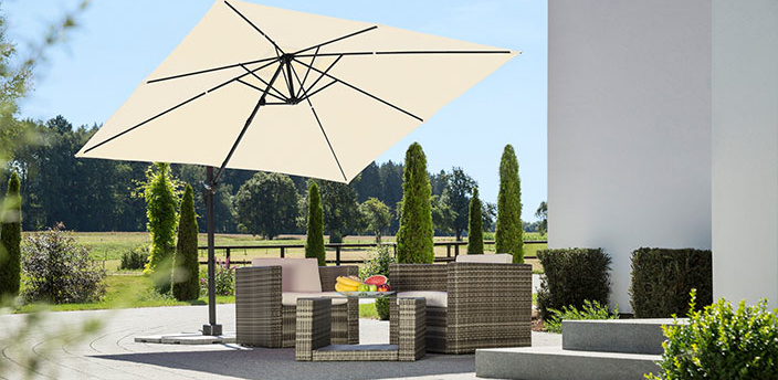Eine Terrasse mit Gartenmöbeln und einem Sonnenschirm
