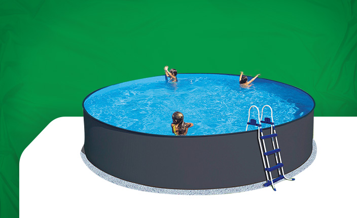 Eine Abbildung von einem Pool mit drei Kindern drin und einer Leiter