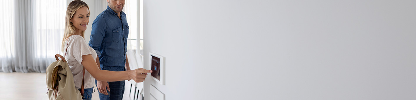 Frau aktiviert Alarmanlage im Haus