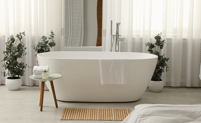 Modernes Badezimmer mit Badewanne