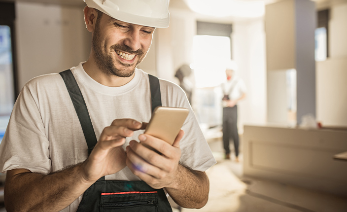 Mann mit Smartphone in der Hand