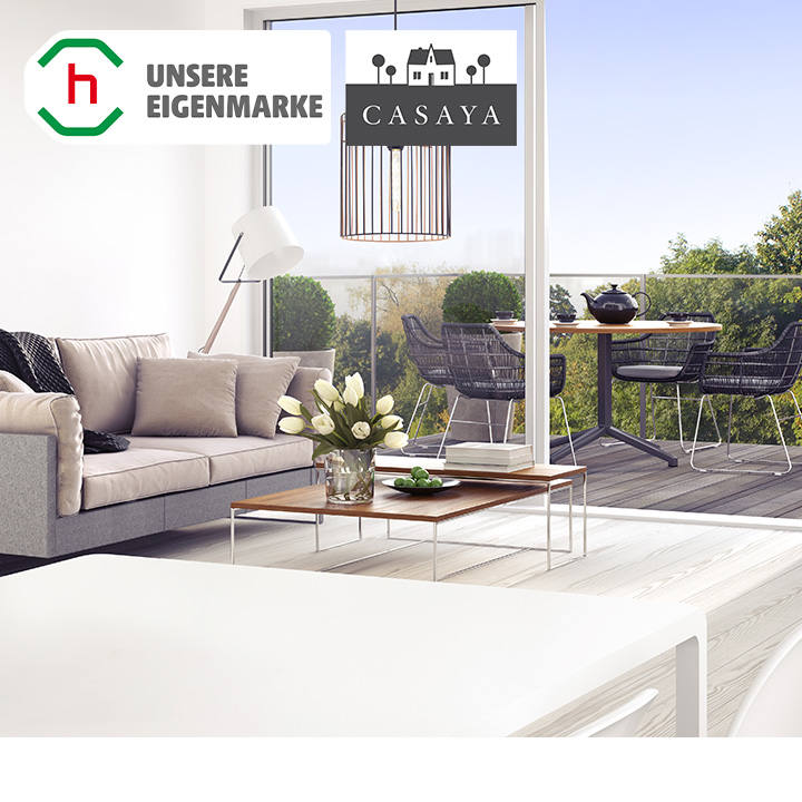 Eine Wohnung mit einer Terrasse die Möbeliert ist mit Casaya Eigenmarken Produkten