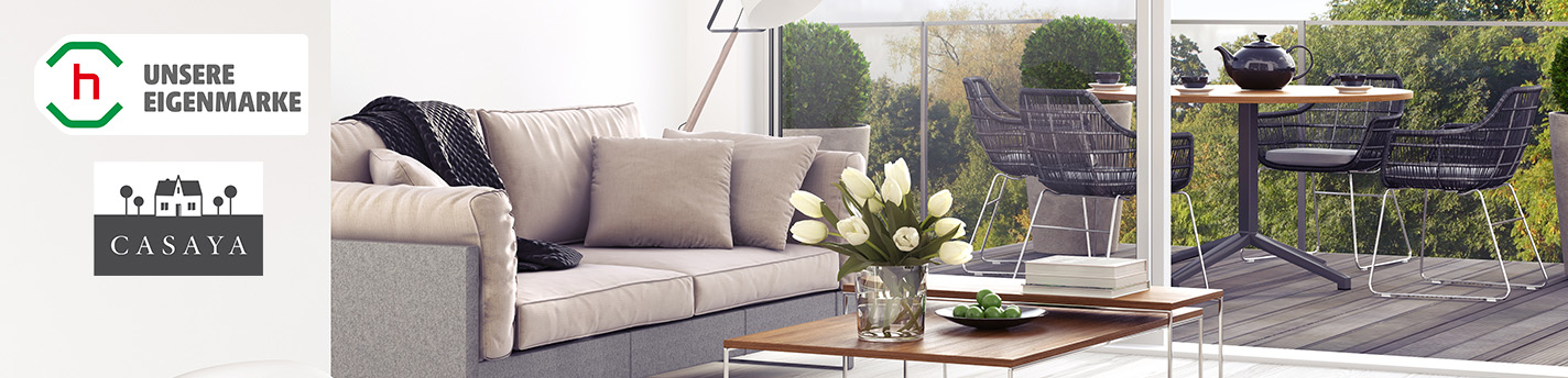 Eine Wohnung mit einer Terrasse die Möbeliert ist mit Casaya Eigenmarken Produkten