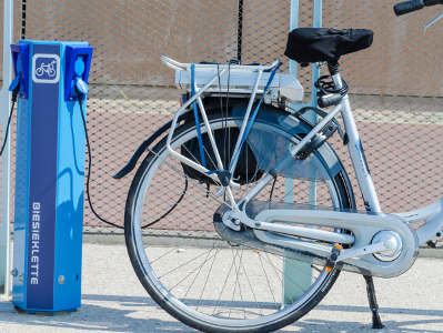 Blaues Ebike an Ladesäule