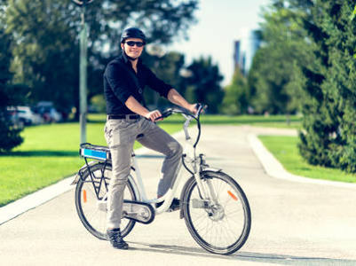 Mann mit Helm auf Ebike