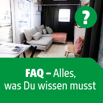Ein FAQ Banner mit einem Wohnzimmer von einem Tinyhouse im Hintergrund