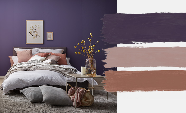 Ein elegantes Schlafzimmer mit violettem Hintergrund, weißen und rosafarbenen Textilien und goldenen Akzenten. Rechts davon die Farbpalette mit Violett, Rosé und Taupe