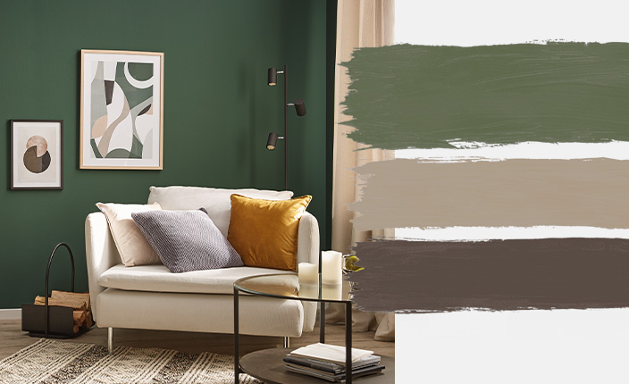 Ein gemütliches Wohnzimmer mit tiefgrüner Wandfarbe, heller Couch und Dekokissen in Senfgelb. Daneben die Farbpalette „Waldgrün“ mit Dunkelgrün, Beige und Olivgrün