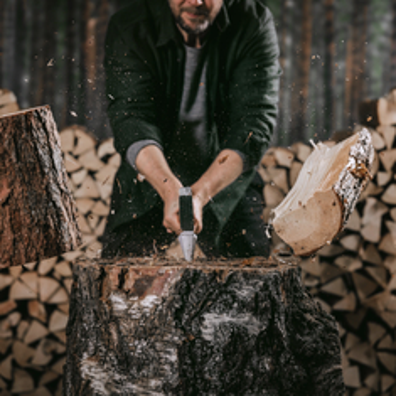 Jemand spaltet Holz mit einer Fiskars Axt