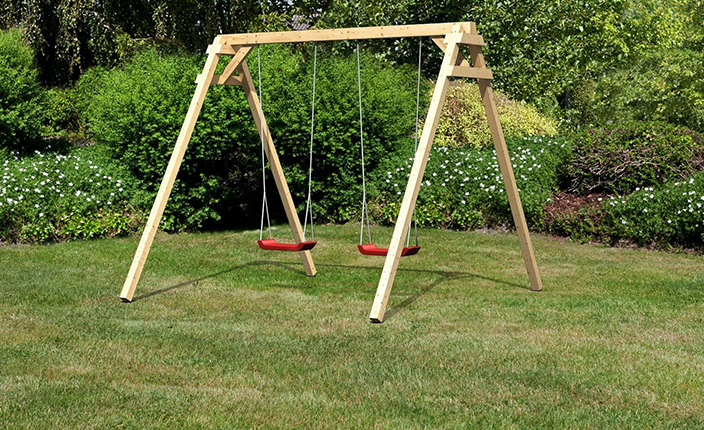 Schaukel auf Grüner Wiese