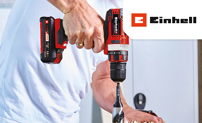 Ein Mann schraubt etwas mit einer Einhell-Bohrmaschine zusammen.