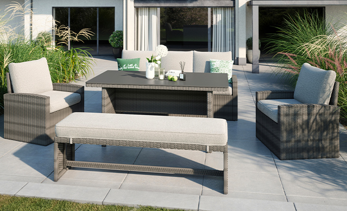 Ein Gartenmöbel-set von Casaya auf einer schicken Terrasse