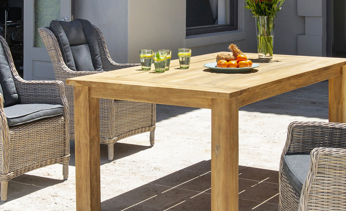 Ein Casaya Gartentisch mit Casaya Gartensesseln in einem Garten