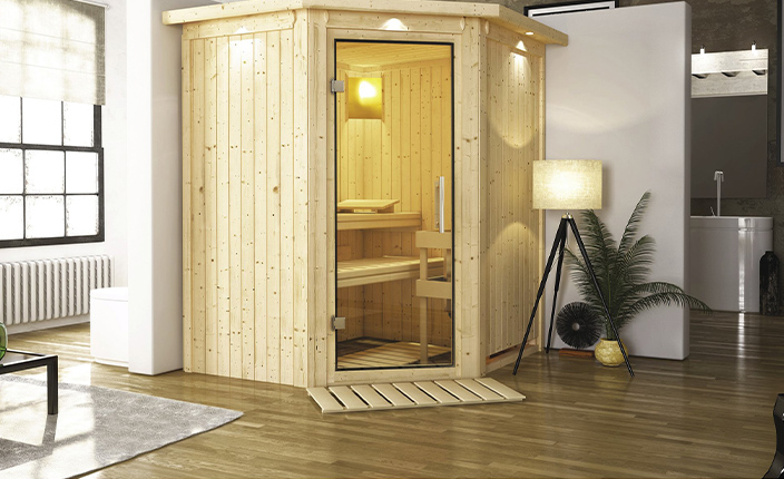 Eine Sauna in einem geräumigen Badezimmer