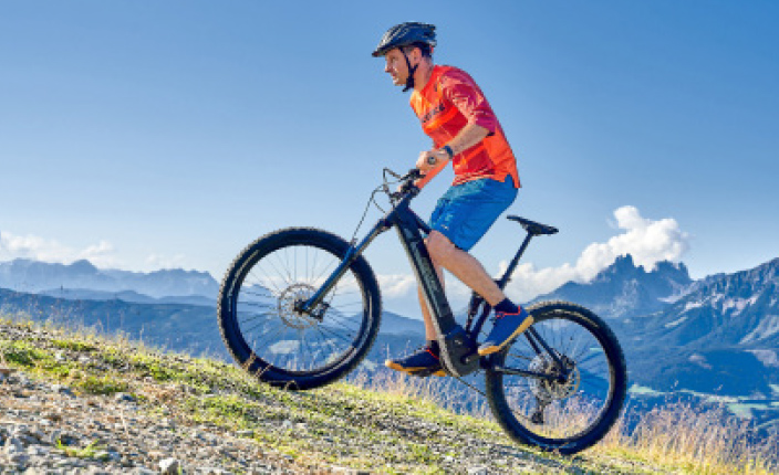 Mann auf Mountainbike in den Bergen