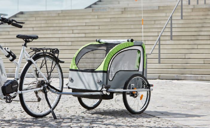 Ein Fischer Fahrrad mit einem Fahrradanhänger