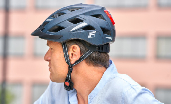 Mann mit einem Fischer Helm auf