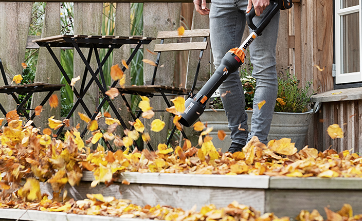 Jemand verwendet einen Laubbläser von Worx