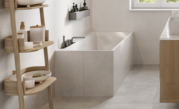 Eine Badewanne in einem modern eingerichteten Badezimmer