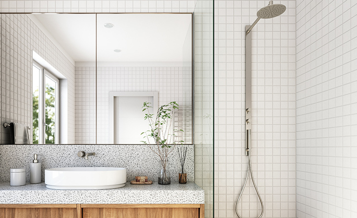 Eine Dusche in einem Badezimmer und ein Spiegelschrank