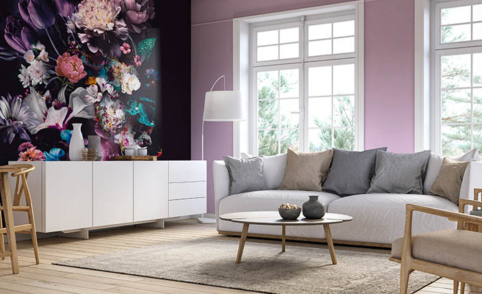 Wohnzimmer mit Kombination aus heller Wandfarbe und dunkler Tapete