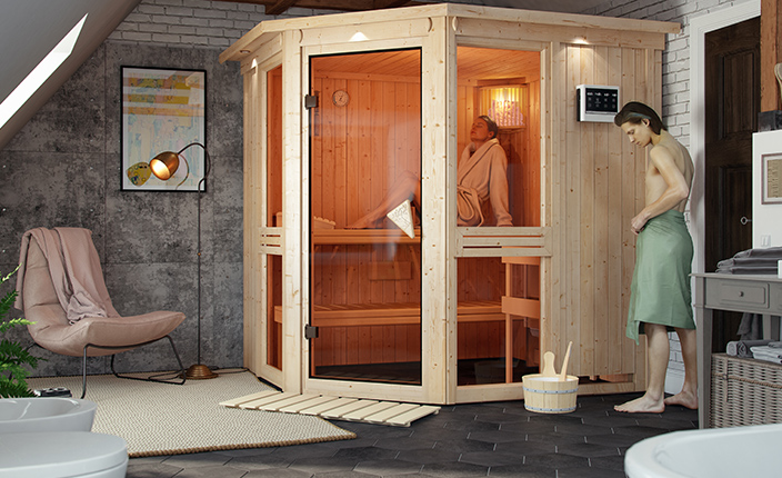 Eine Sauna in einem Zimmer mit einersitzenden Person in der Sauna und einer Person vor der Sauna