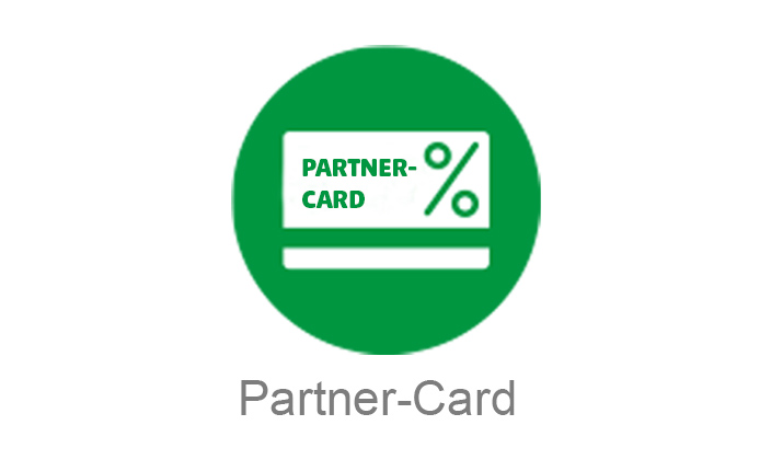 Grüner Kreis mit weißem Symbol einer Karte, auf der in grüner Schrift steht: PARTNER-CARD. Rechts daneben ein Prozentzeichen. Unterhalb der Karte ein grauer Schriftzug: Partner-Card
