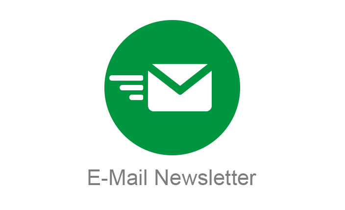 Grüner Kreis mit weißem Symbol eines Briefumschlags. Links davon drei horizontale Linien als Bewegungssymbol. Unter dem Kreis graue Schrift: E-Mail Newsletter
