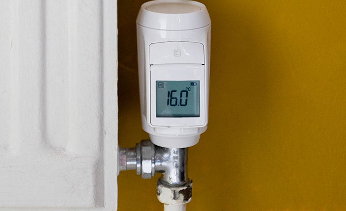 Ein Thermostat an einer Heizung