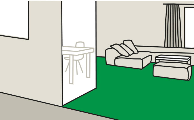 Offene Wohnzimmeransicht, rechts ein breites Ecksofa vor einem Fenster mit Gardine; links eine transparente Türe, dahinter ein Tischansatz mit einem Stuhl
