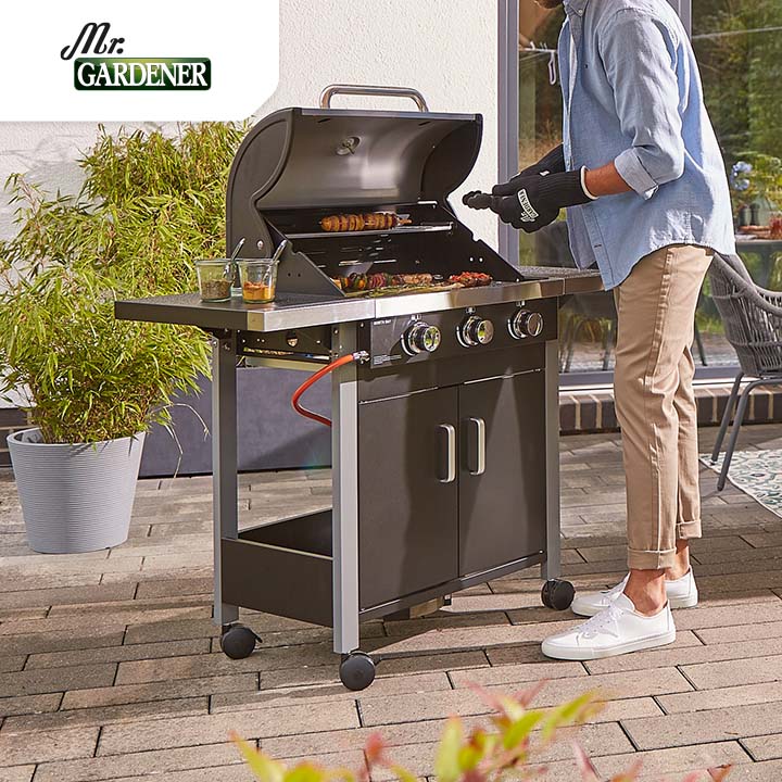 Mann steht an einem Grill von der Marke Mr.Gardener