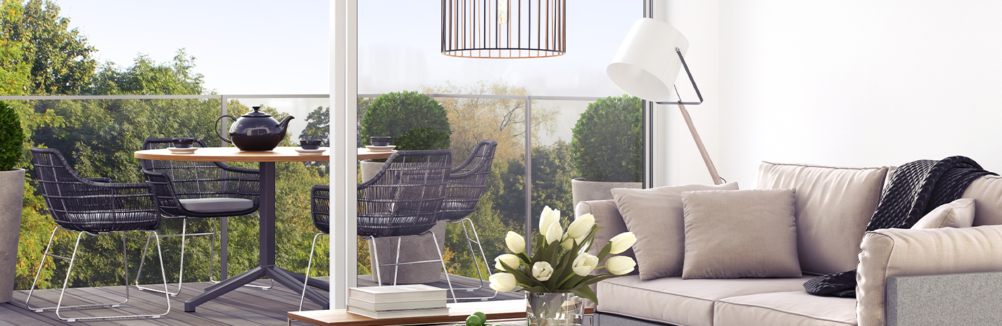 Eine Wohnung mit einer Terrasse die Möbeliert ist mit Casaya Eigenmarken Produkten