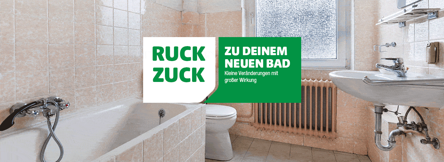 Badezimmer mit beige gefliesten Wänden und Boden. Links eine weiße Badewanne, daneben Toilette und Waschbecken. Darüber zwei Textkästen: links ein weißer Kasten mit grüner Schrift: RUCK ZUCK. Rechts daneben ein grüner Kasten mit weißer Schrift: Zu deinem neuen Bad. Darunter der Satz in weiß: Kleine Veränderungen mit großer Wirkung