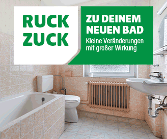 Badezimmer mit beige gefliesten Wänden und Boden. Links eine weiße Badewanne, daneben Toilette und Waschbecken. Darüber zwei Textkästen: links ein weißer Kasten mit grüner Schrift: RUCK ZUCK. Rechts daneben ein grüner Kasten mit weißer Schrift: Zu deinem neuen Bad. Darunter der Satz in weiß: Kleine Veränderungen mit großer Wirkung