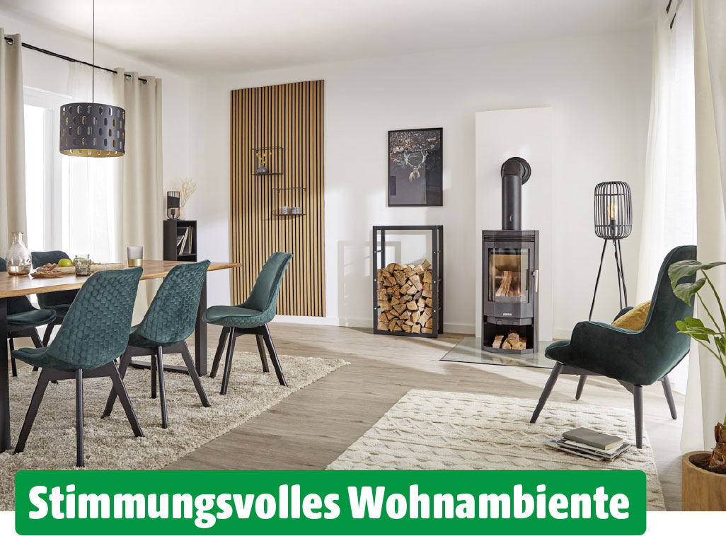 Ess- und Wohnbereich mit Kaminofen, Holzakzenten, Teppichen und gemütlicher Sitzecke – einladendes Wohnambiente mit Wärmequelle.