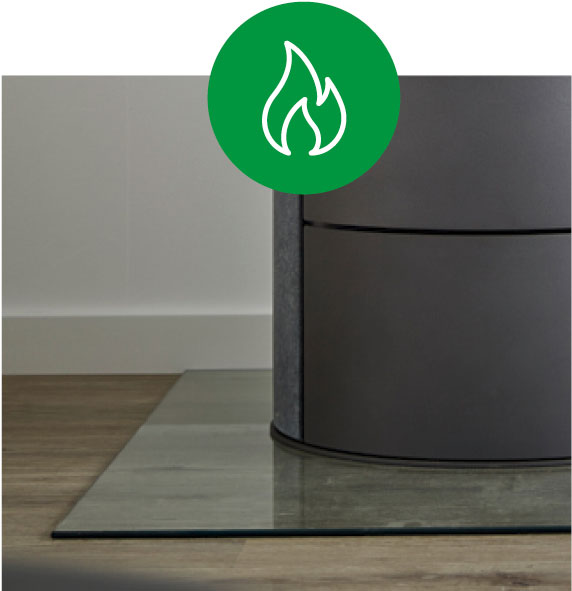 Glasbodenplatte unter einem Kaminofen mit grünem Feuersymbol oben.